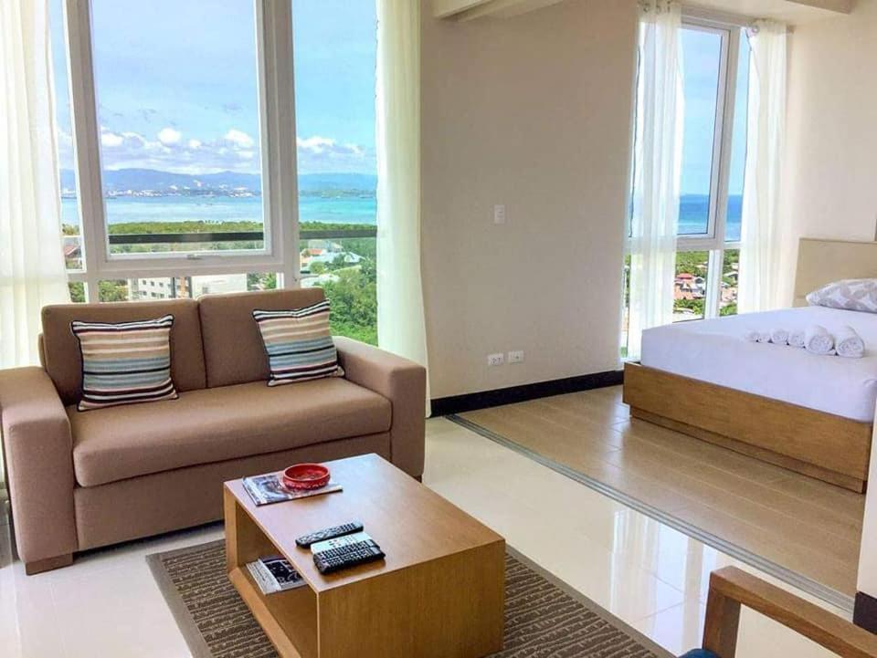 Condo In Mactan Newtown With Pool And Beach Access Lapu-Lapu City Exterior foto